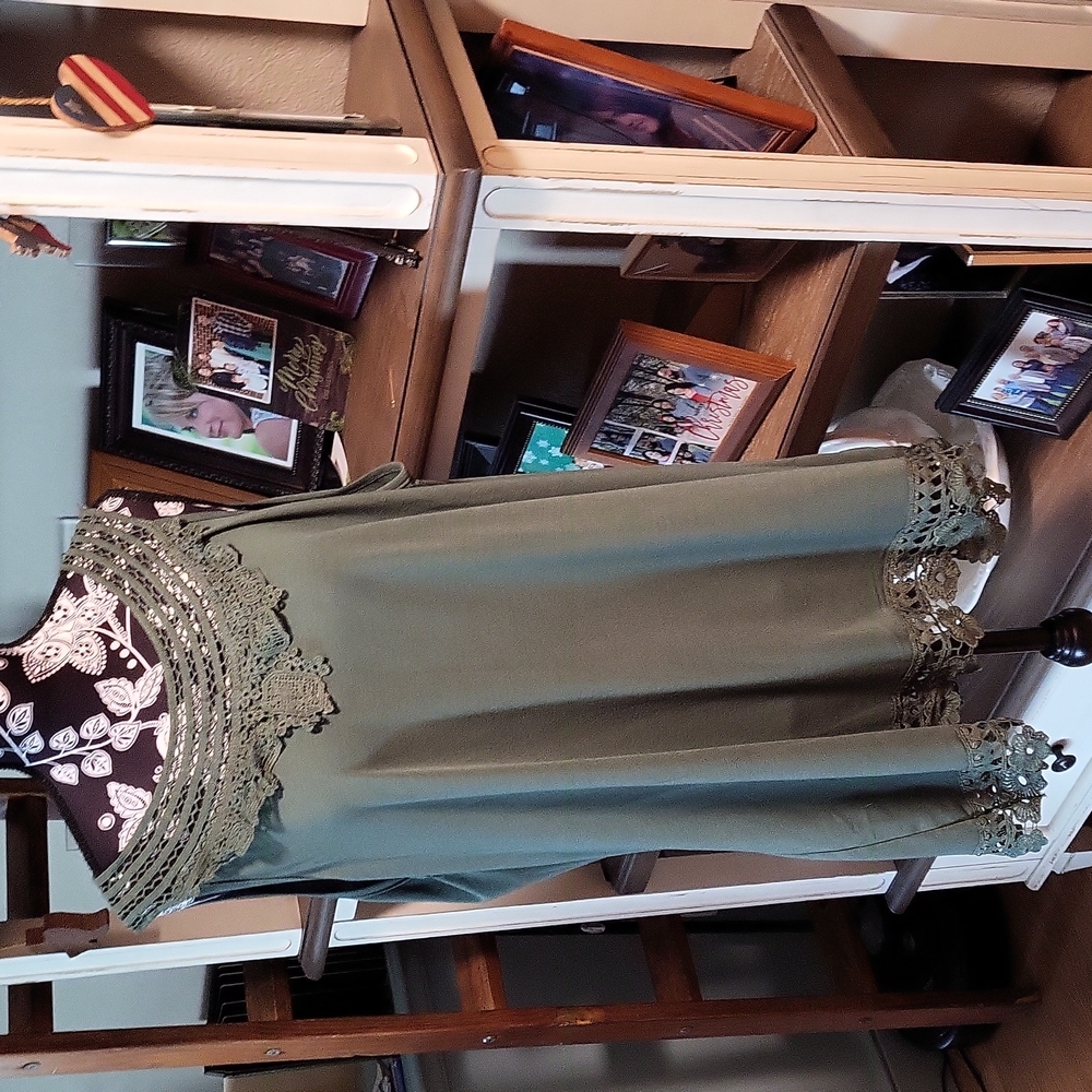 EUC Green Sleeveless top with "lace" at collar and hem XL